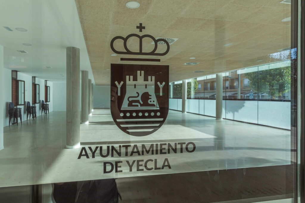 Escudo del Ayuntamiento de Yecla impreso en una cristalera del Centro de lectura Alameda