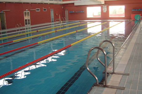 Interior piscina cubierta