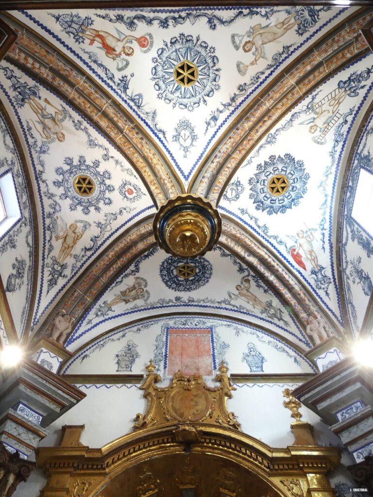 Bóveda del camarín de la Virgen de las Angustias. Destaca su azulejería.
